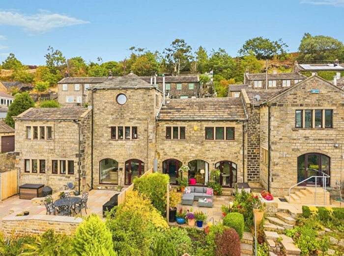 3 Bedroom Terraced House For Sale In Cliff Hill Court, Holmfirth, HD9