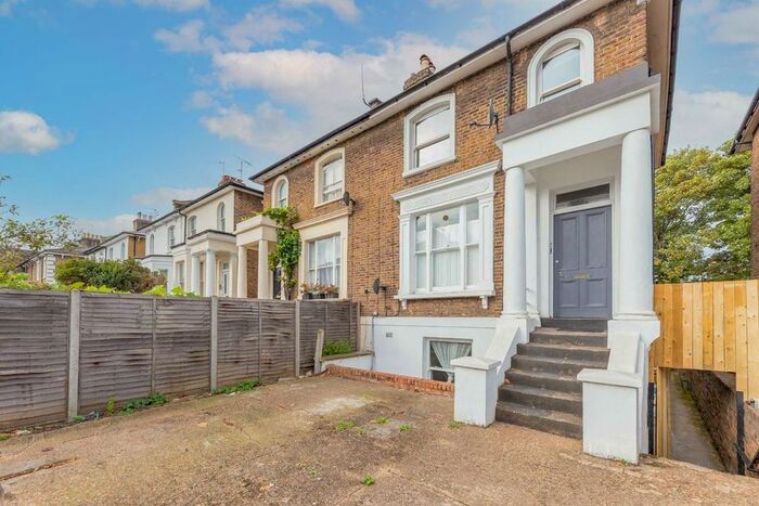 2 Bedroom Flat To Rent In Askew Road, London, W12