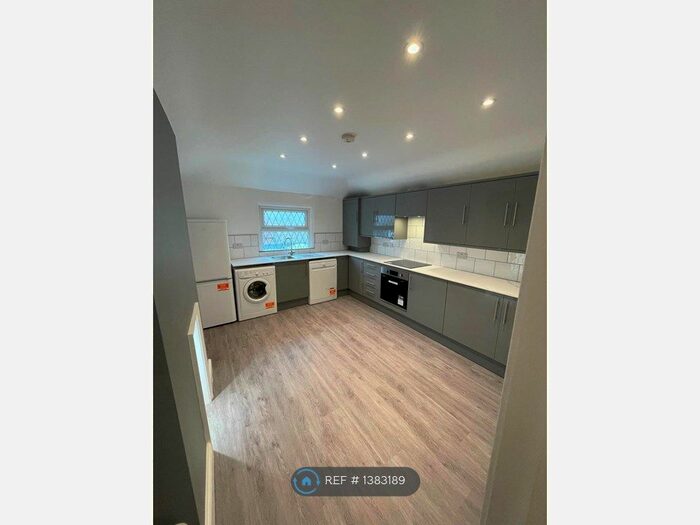 3 Bedroom Maisonette To Rent In Weir Road, London, SW12