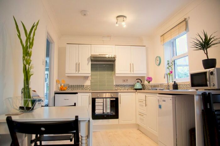2 Bedroom Flat To Rent In Fish Strand Hill, Falmouth, TR11