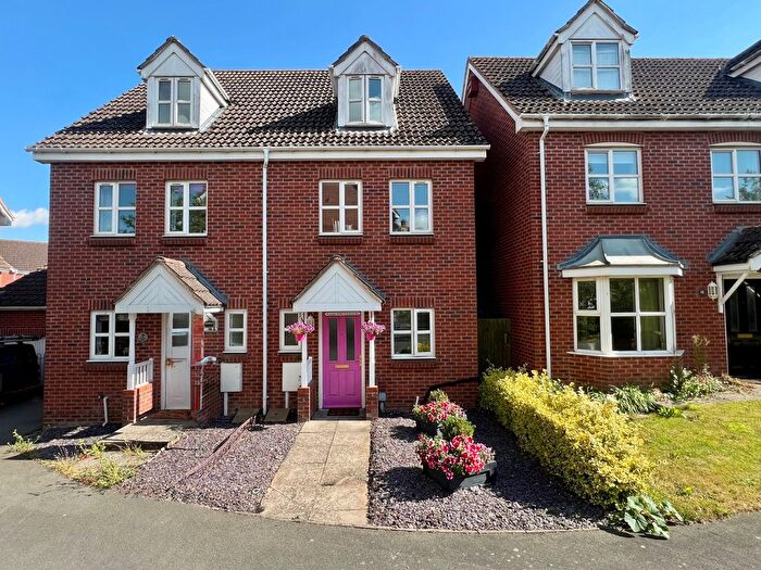 3 Bedroom Semi-Detached House For Sale In Hanbury Close, Middlemore, NN11