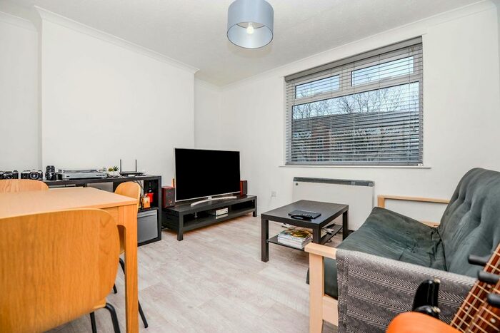 2 Bedroom Flat To Rent In Consulate House, Canute Road, Southampton, Hampshire SO14