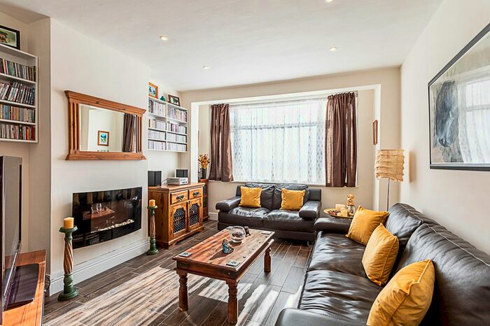 3 Bedroom Town House To Rent In Farmhouse Rd, London, SW16