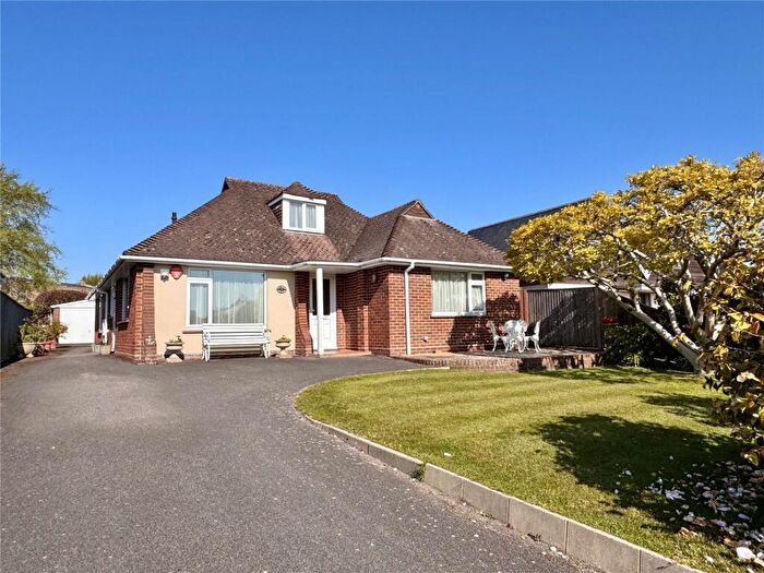 3 Bedroom Bungalow For Sale In Daniells Walk, Lymington, Hampshire, SO41