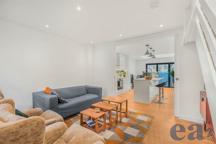 3 Bedroom Town House To Rent In Waterman Way, Wapping, E1W