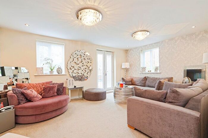 3 Bedroom Town House For Sale In Halliday Court, Thornbury, Bradford, BD3