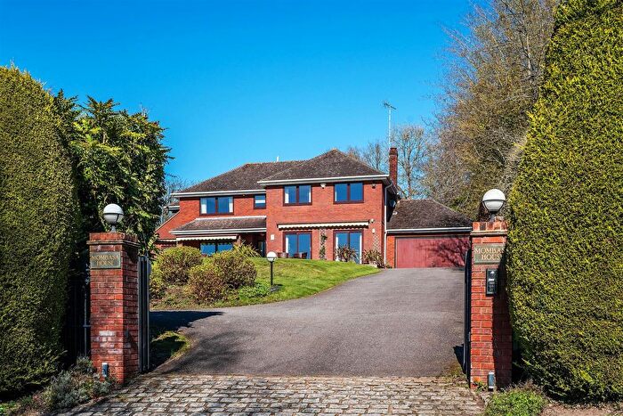 5 Bedroom Property For Sale In Givons Grove, Leatherhead, KT22