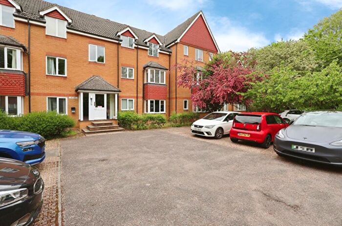 2 Bedroom Flat For Sale In Redoubt Close, Hitchin, SG4