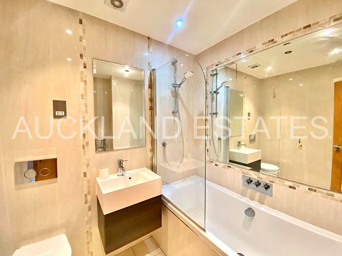2 Bedroom Flat To Rent In Bluebridge Road, Brookmans Park, AL9