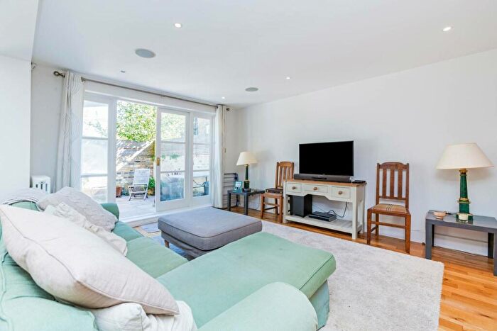 2 Bedroom Flat To Rent In Albert Bridge Road, Battersea, London, SW11