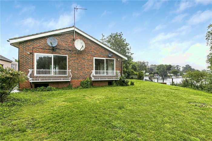 3 Bedroom Bungalow To Rent In Hamhaugh Island, Shepperton, Surrey, TW17
