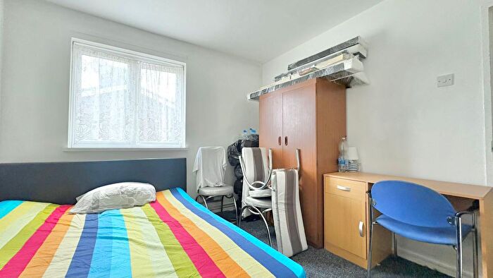 2 Bedroom Flat To Rent In Beaumont Square, London, E1