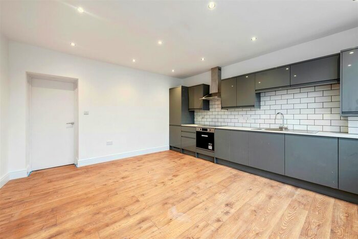 2 Bedroom Flat To Rent In Crabtree Lane, Fulham, London, SW6
