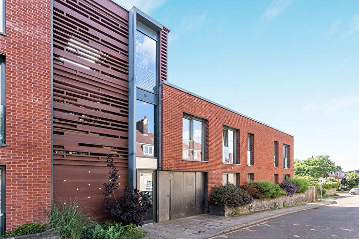 1 Bedroom Flat For Sale In Mountearl Gardens, London, SW16
