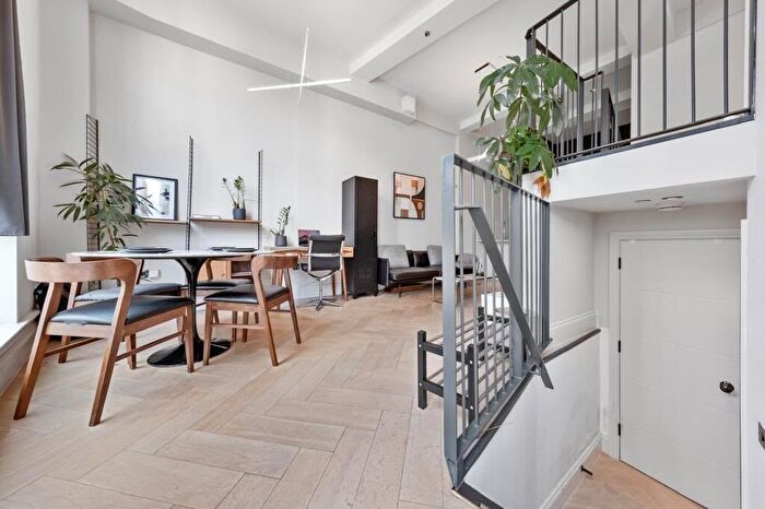 2 Bedroom Flat To Rent In Crabtree Lane, London, SW6