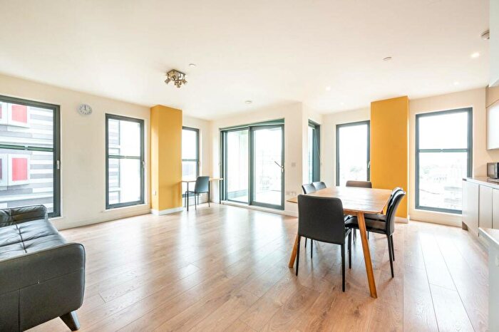 3 Bedroom Flat To Rent In Legacy Tower, Stratford, London, E15