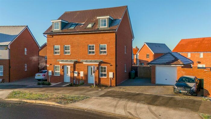 3 Bedroom Town House For Sale In Armstrongs Fields, Kingsbrook, Aylesbury, HP22