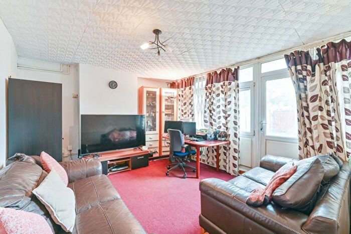 3 Bedroom Maisonette For Sale In Barrington Road, Brixton, London, SW9