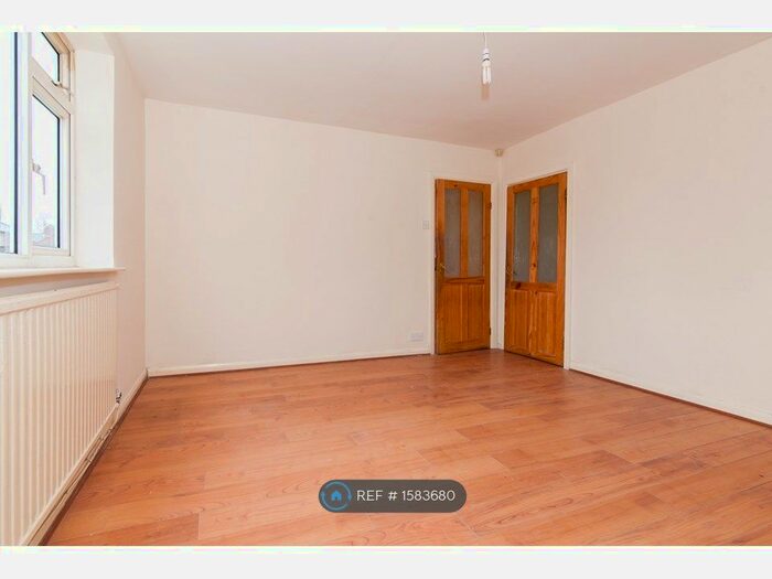 3 Bedroom Semi-Detached House To Rent In Wentworth Avenue, Salford, M6