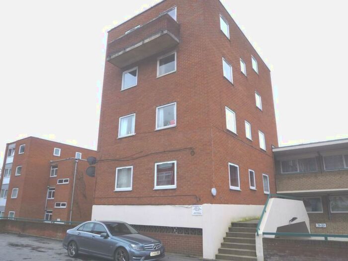 3 Bedroom Flat To Rent In Moulton Rise, Moulton Court, LU2