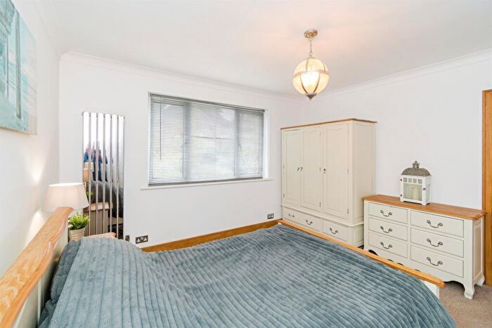 4 Bedroom Detached House For Sale In Bassett Dale, Southampton, SO16