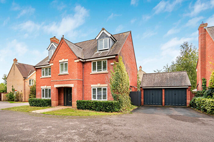 5 Bedroom Detached House For Sale In Restharrow Mead, Bicester, OX26