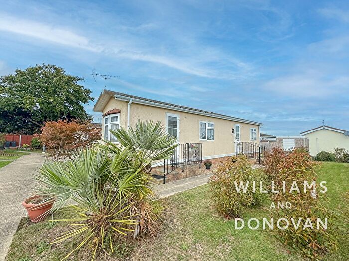 2 Bedroom Mobile/park Home For Sale In Pond Close, Tower Park, Hullbridge, SS5