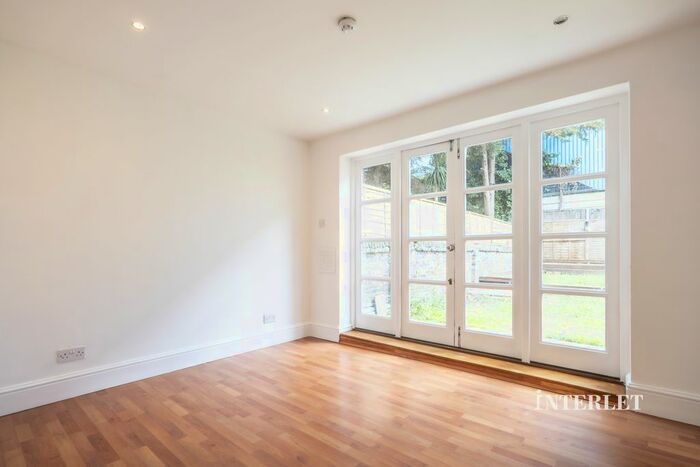 3 Bedroom Flat To Rent In Loftus Road, Shepherds Bush, London, W12