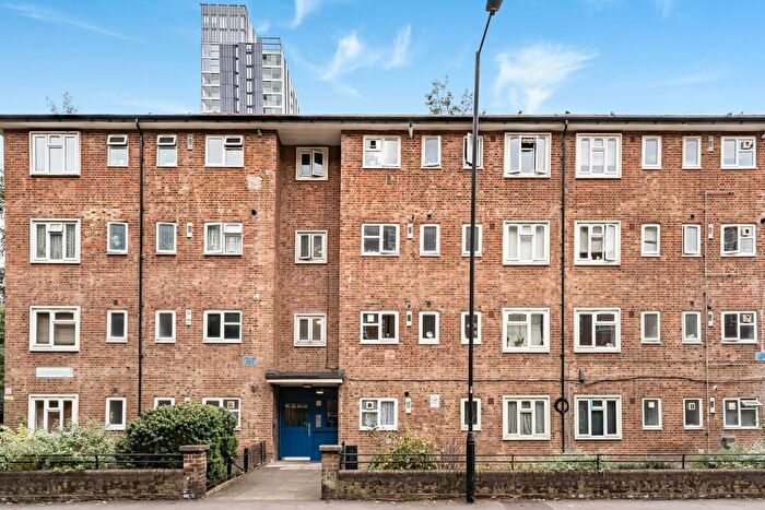 3 Bedroom Flat To Rent In Flat, Catherwood Court, Murray Grove, London, N1