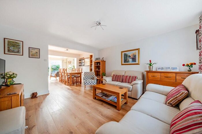 4 Bedroom Link Detached House For Sale In Dark Lane, Witney, OX28