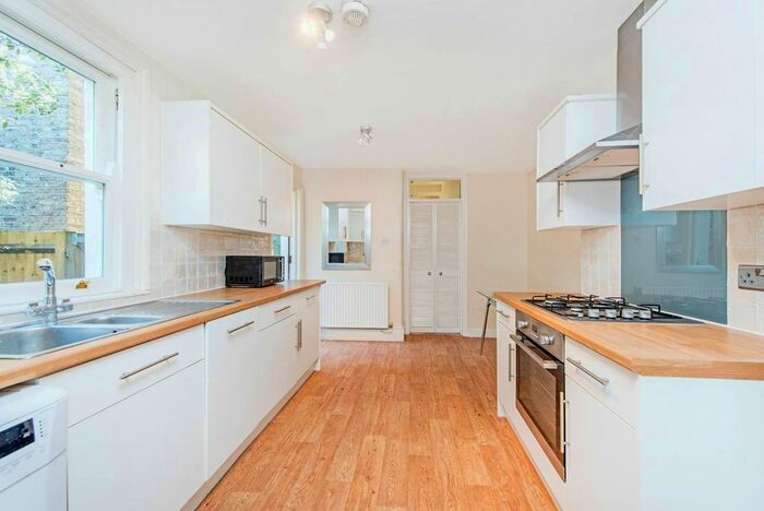 1 Bedroom Flat To Rent In Roskell Road, West Putney, London, SW15