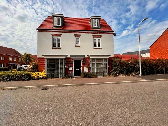 4 Bedroom Detached House To Rent In Wokingham, Berkshire, RG40