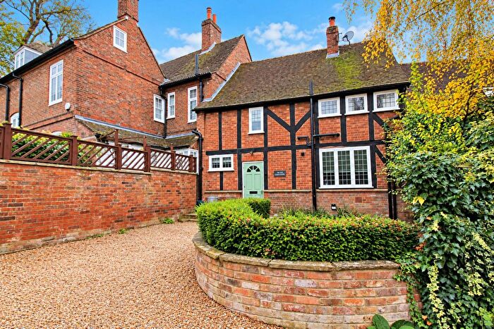 2 Bedroom Cottage For Sale In Parsons Fee, Aylesbury, HP20