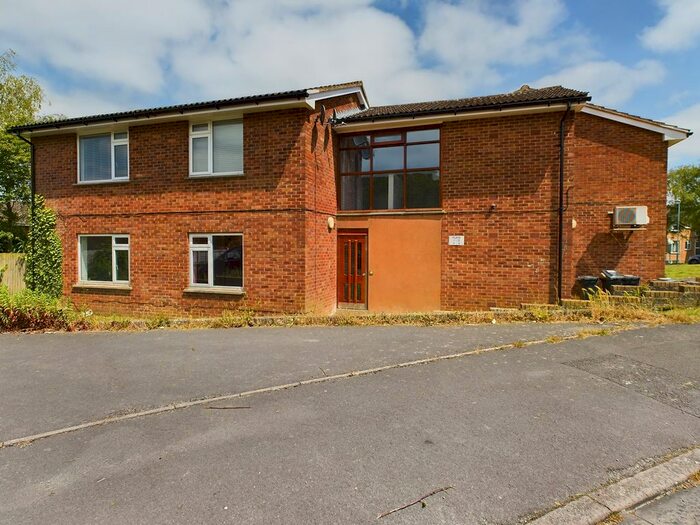 2 Bedroom Flat To Rent In Maple Close, Cam, Dursley, GL11