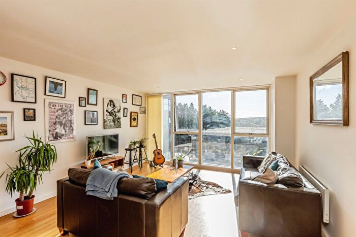 2 Bedroom Flat For Sale In Skypark Road, Bedminster, Bristol, BS3