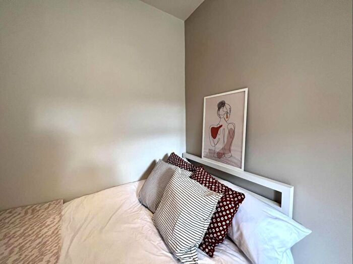 2 Bedroom Flat To Rent In Clarence Villas, Hawks Road, KT1