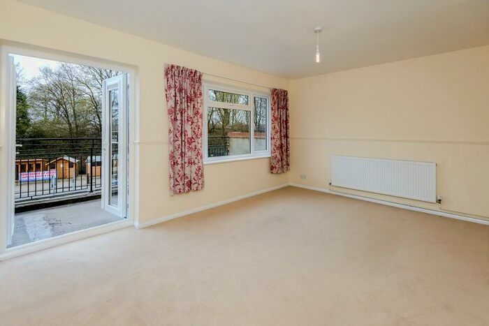 3 Bedroom Flat To Rent In Yorktown Road, Sandhurst, Berks, GU47