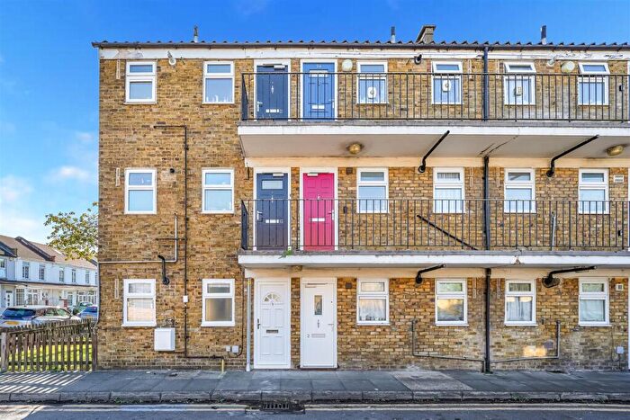 Studio For Sale In Inglehurst Gardens, Redbridge, IG4