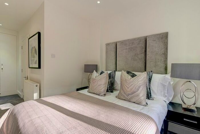 4 Bedroom Flat To Rent In Somerset Court, London, W8