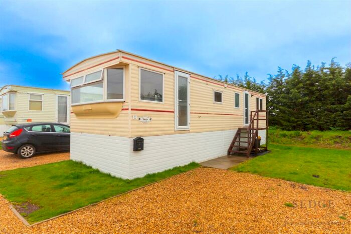 2 Bedroom Mobile Home To Rent In Clay Lake, Spalding, PE12