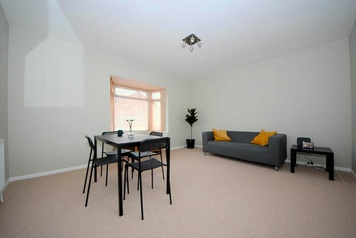2 Bedroom Flat To Rent In Grove Place, Leamington Spa, Warwickshire, CV31