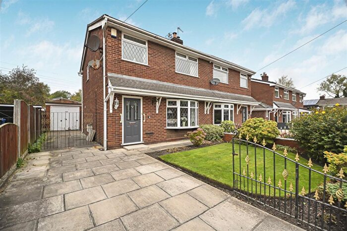 3 Bedroom Semi-detached House For Sale In Oak Tree Close, Atherton, Manchester, M46