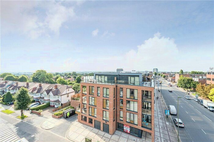 2 Bedroom Flat To Rent In High Road, London, N12