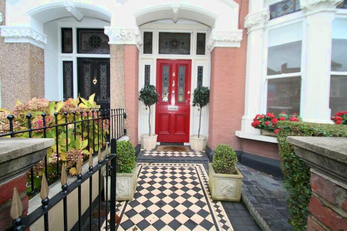 2 Bedroom Flat To Rent In Westcliff Avenue, Westcliff-On-Sea, SS0