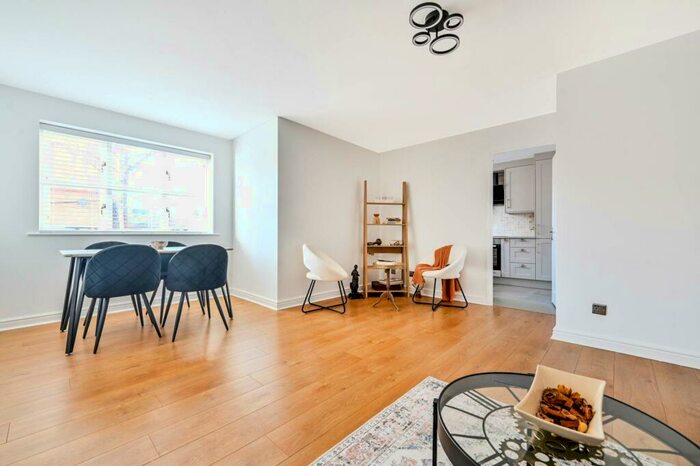 2 Bedroom Flat To Rent In Winery Lane, Kingston, Kingston Upon Thames, KT1