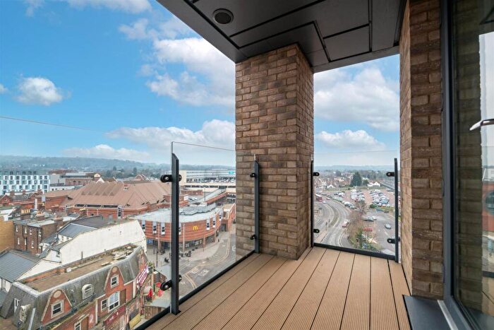 2 Bedroom Flat For Sale In Marketfield Way, Redhill, RH1