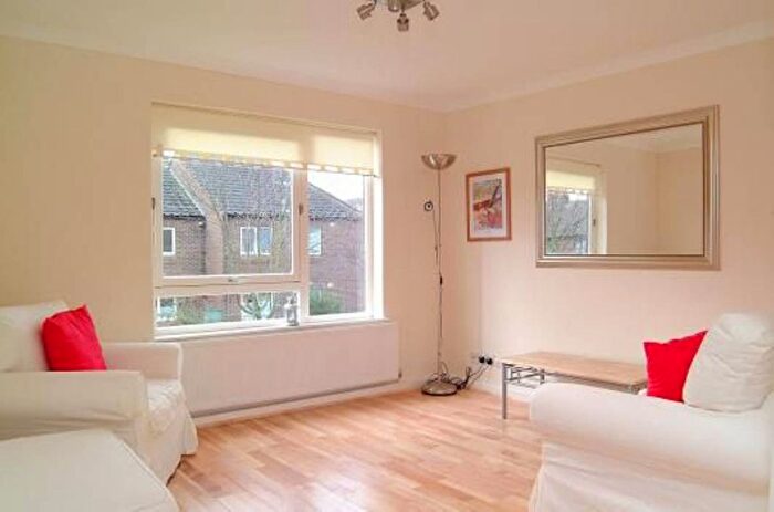 2 Bedroom Flat To Rent In Crammond Close, Barons Court, London, W6