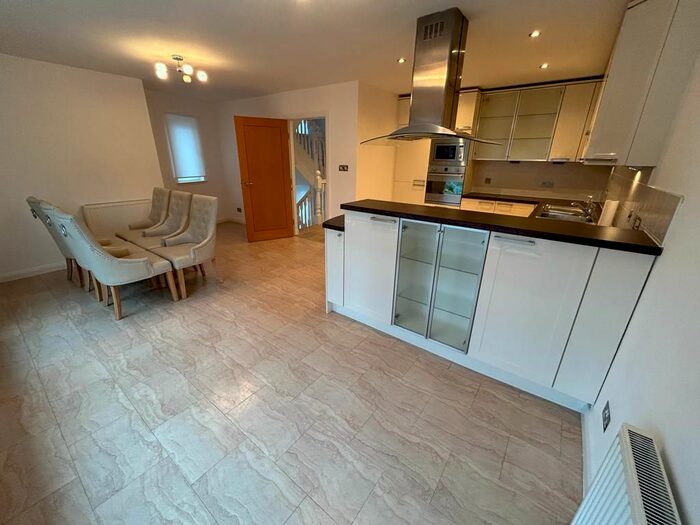 4 Bedroom Town House To Rent In Queens Crescent, City Centre, Aberdeen, AB15