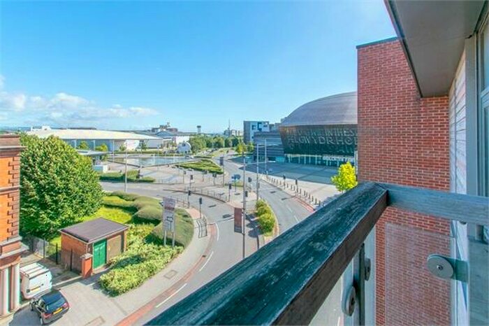 2 Bedroom Apartment To Rent In Bute Crescent, Cardiff, CF10