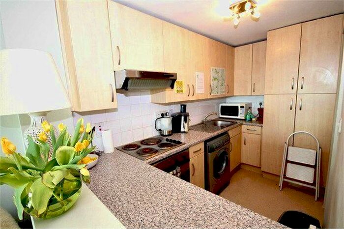 Studio To Rent In Walm Lane, London, NW2